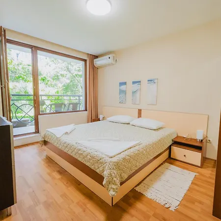 Family Garden In Complex Iglika With Available Parking Апартаменти