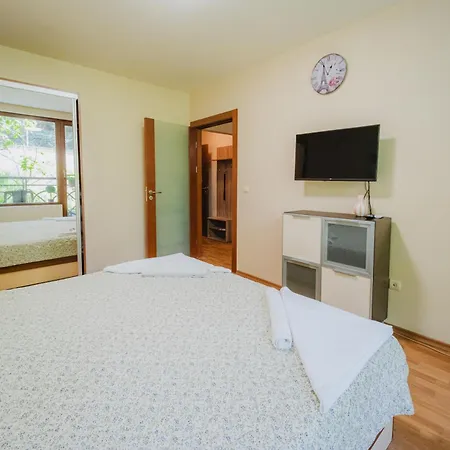 Апартаменти Family Garden In Complex Iglika With Available Parking Золоті Піски