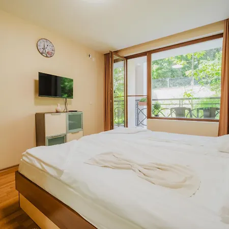 Family Garden In Complex Iglika With Available Parking Апартаменти *