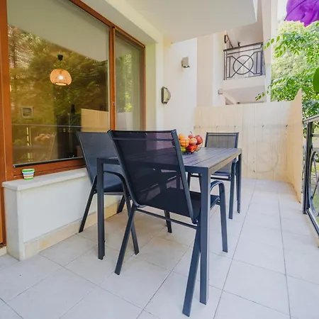 Апартаменти Family Garden In Complex Iglika With Available Parking Золоті Піски